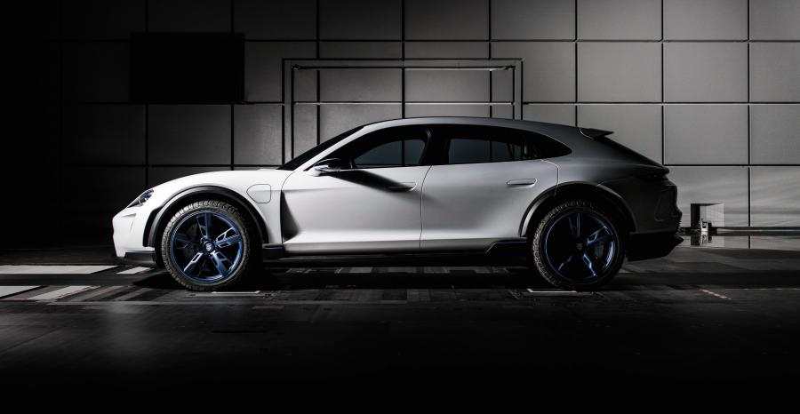  Porsche Mission E Cross Turismo 2018 года  (фото 18 из 66)